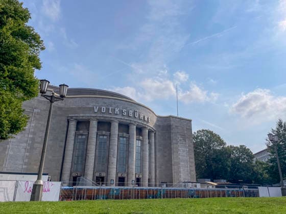 Volksbad Berlin: Kostenloses Kunst-Stadtbad, Ab dem 7. August verwandelt sich der Rosa-Luxemburg-Platz in ein echtes Sommer-Highlight: Das Volksbad öffnet als kostenloses Stadtbad und faszinierendes Kunstprojekt seine Türen für alle Besucher. Berlin Berlin Deutschland *** Volksbad Berlin: Free Artistic Public Pool—Starting August 7, Rosa Luxemburg Square will be transformed into a true summer highlight. The Volksbad, a free public pool and fascinating art project, will open its doors to all visitors. Berlin, Berlin, Germany