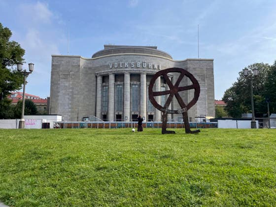 News Bilder des Tages Volksbad Berlin: Kostenloses Kunst-Stadtbad, Ab dem 7. August verwandelt sich der Rosa-Luxemburg-Platz in ein echtes Sommer-Highlight: Das Volksbad öffnet als kostenloses Stadtbad und faszinierendes Kunstprojekt seine Türen für alle Besucher. Berlin Berlin Deutschland *** Volksbad Berlin: Free Artistic Public Pool—Starting August 7, Rosa Luxemburg Square will be transformed into a true summer highlight. The Volksbad, a free public pool and fascinating art project, will open its doors to all visitors. Berlin, Berlin, Germany