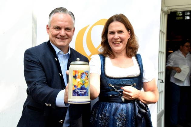 Dr. Christian Scharpf Wirtschaftsreferent Verena Dietl Buergermeisterin Muenchen 31.07.2026 Bavariaring Restaurant Das Bad Oktoberfest Masskrug Vorstellung Veranstaltungen des Referats für Arbeit und Wirtschaft Foto Muenchen *** Dr. Christian Scharpf, Economic Affairs Advisor; Verena Dietl, Mayor of Munich; July 31, 2026; Bavariaring Restaurant; Das Bad; Oktoberfest; beer mug; presentation; events organized by the Department of Labor and Economic Affairs; Photo: Munich