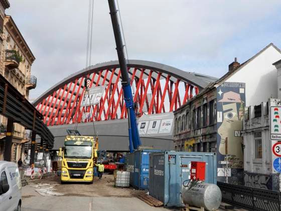 CNTV STERNBRUECKE- Die neue Sternbruecke 108 Meter lang und 21 Meter breite Stabbogenkonstruktion wurde eingehaengt - Anwohner bedanken sich mit Plakaten bei den Arbeitern 31.07.2026 Hamburg - Sternbrücke Die Arbeiten an der Bruecke werden aber noch mindestens bis September dauern Hamburg Deutschland *** CNTV STERNBRUECKE The new Sternbrücke—a 108-meter-long, 21-meter-wide cable-stayed arch structure—has been suspended. Local residents thank the workers with posters. July 31, 2026, Hamburg, Sternbrücke. However, work on the bridge will continue for at least September. Hamburg, Germany