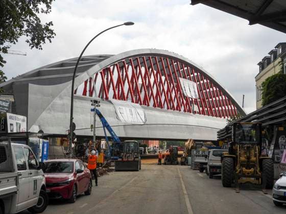 CNTV STERNBRUECKE- Die neue Sternbruecke 108 Meter lang und 21 Meter breite Stabbogenkonstruktion wurde eingehaengt - Anwohner bedanken sich mit Plakaten bei den Arbeitern 31.07.2026 Hamburg - Sternbrücke Die Arbeiten an der Bruecke werden aber noch mindestens bis September dauern Hamburg Deutschland *** CNTV STERNBRUECKE The new Sternbrücke—a 108-meter-long, 21-meter-wide cable-stayed arch structure—has been suspended. Local residents thank the workers with posters. July 31, 2026, Hamburg, Sternbrücke. However, work on the bridge will continue for at least September. Hamburg, Germany