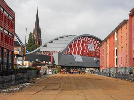CNTV STERNBRUECKE- Die neue Sternbruecke 108 Meter lang und 21 Meter breite Stabbogenkonstruktion wurde eingehaengt - Anwohner bedanken sich mit Plakaten bei den Arbeitern 31.07.2026 Hamburg - Sternbrücke Die Arbeiten an der Bruecke werden aber noch mindestens bis September dauern Hamburg Deutschland *** CNTV STERNBRUECKE The new Sternbrücke—a 108-meter-long, 21-meter-wide cable-stayed arch structure—has been suspended. Local residents thank the workers with posters. July 31, 2026, Hamburg, Sternbrücke. However, work on the bridge will continue for at least September. Hamburg, Germany