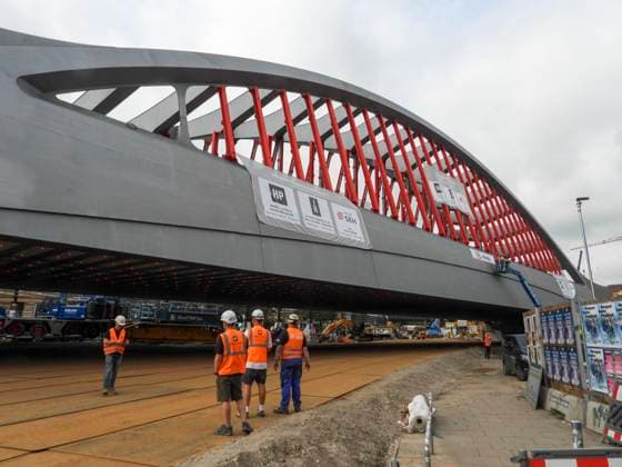 News Bilder des Tages CNTV STERNBRUECKE- Die neue Sternbruecke 108 Meter lang und 21 Meter breite Stabbogenkonstruktion wurde eingehaengt - Anwohner bedanken sich mit Plakaten bei den Arbeitern 31.07.2026 Hamburg - Sternbrücke Die Arbeiten an der Bruecke werden aber noch mindestens bis September dauern Hamburg Deutschland *** CNTV STERNBRUECKE The new Sternbrücke—a 108-meter-long, 21-meter-wide cable-stayed arch structure—has been suspended. Local residents thank the workers with posters. July 31, 2026, Hamburg, Sternbrücke. However, work on the bridge will continue for at least September. Hamburg, Germany