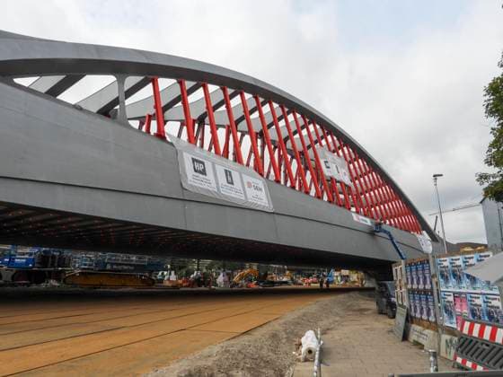 CNTV STERNBRUECKE- Die neue Sternbruecke 108 Meter lang und 21 Meter breite Stabbogenkonstruktion wurde eingehaengt - Anwohner bedanken sich mit Plakaten bei den Arbeitern 31.07.2026 Hamburg - Sternbrücke Die Arbeiten an der Bruecke werden aber noch mindestens bis September dauern Hamburg Deutschland *** CNTV STERNBRUECKE The new Sternbrücke—a 108-meter-long, 21-meter-wide cable-stayed arch structure—has been suspended. Local residents thank the workers with posters. July 31, 2026, Hamburg, Sternbrücke. However, work on the bridge will continue for at least September. Hamburg, Germany