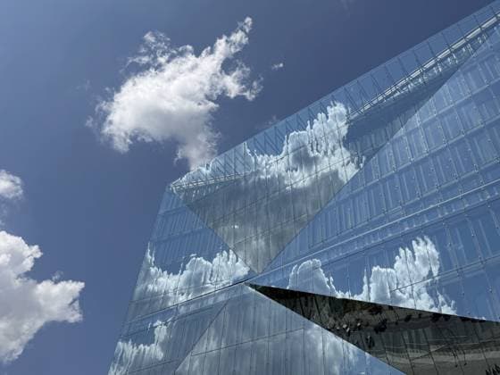 Der cube berlin ist ein spektakuläres, würfelförmiges Bürogebäude auf dem Washingtonplatz, direkt neben dem Berliner Hauptbahnhof. Es wurde im Februar 2020 fertiggestellt und gilt als eines der innovativsten und smartesten Gebäude Europas. Die Glasfassade spiegelt die Umgebung kaleidoskopartig und kubistisch wider. Architektur, Kubismus, Würfel, Spiegelung, Innovation, Sehenswürdigkeit. Gestaltet von dem renommierten dänischen Architekturbüro 3XN Architects. Washingtonplatz 3, 10557 Berlin, Bezirk Mitte, direkt am Hauptbahnhof, Deutschland The cube Berlin is a spectacular, cube-shaped office building on Washingtonplatz, right next to Berlin Central Station. It was completed in February 2020 and is considered one of the most innovati Copyright: imageBROKER FotothekxMaixLeipzig ibljwp18638582.jpg