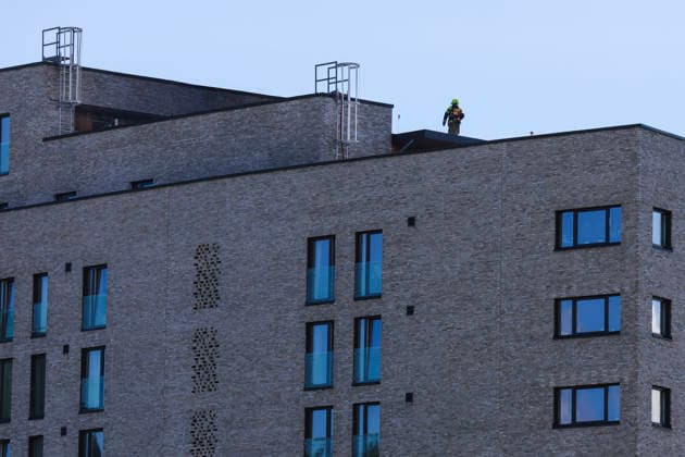 Brann i boligblokk Oslo 20260731. Brannvesenet har slukket brannen pa en takterasse til en boligblokk pa Nydalen. Foto: Amanda Pedersen Giske NTB Oslo Norge BWnZyBz2GBo EDITORIAL USE ONLY Ref:_BNCBWnZyBz2GBo.jpg *** Fire in an apartment building in Oslo, July 31, 2026. The fire department has extinguished the fire on the rooftop terrace of an apartment building in Nydalen. Photo by Amanda Pedersen Giske, NTB, Oslo, Norway. BWnZyBz2GBo. EDITORIAL USE ONLY. Ref: BNCBWnZyBz2GBo jpg  Copyright: xAmandaxPedersenxGiskexx xNTBx