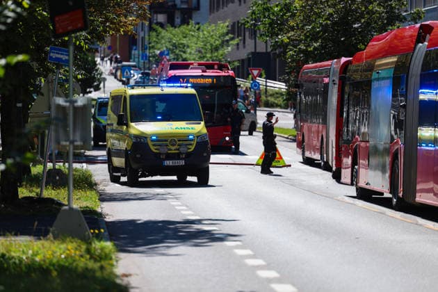 Brann i boligblokk Oslo 20260731. Politiet dirigerer trafikken pa Nydalen pa grunn av brannen pa en takterasse til en boligblokk pa Nydalen. Foto: Amanda Pedersen Giske NTB Oslo Norge l736ZPQrY80 EDITORIAL USE ONLY Ref:_BNCl736ZPQrY80.jpg *** Fire in an apartment building in Oslo, July 31, 2026. Police are directing traffic in Nydalen due to a fire on the rooftop terrace of an apartment building in Nydalen. Photo by Amanda Pedersen Giske, NTB, Oslo, Norway l736ZPQrY80 EDITORIAL USE ONLY Ref BNCl736ZPQrY80 jpg  Copyright: xAmandaxPedersenxGiskexx xNTBx