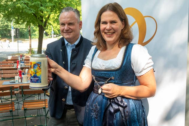 Muenchen, Wiesnpressekonferenz in der gaststaette Das Bad, Dr. Christian Scharpf und Buergermeisterin Verena Dietl mit dem neuen Wiesnkrug *** Munich, Oktoberfest press conference at the restaurant Das Bad; Dr. Christian Scharpf and Mayor Verena Dietl with the new Oktoberfest mug