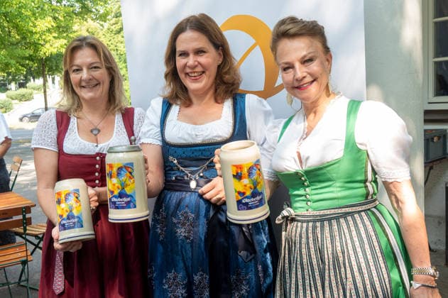 Muenchen, Wiesnpressekonferenz in der Gaststaette Das Bad, v. l. Anja Berger, Wiesnstadtraetin, Buergermeisterin Verena Dietl , Uli Grimmm Stadtraetin mit dem neuen Wiesnkrug *** Munich, Oktoberfest press conference at the restaurant Das Bad ; from left: Anja Berger, Oktoberfest City Councilor; Mayor Verena Dietl; Uli Grimm, City Councilor, holding the new Oktoberfest mug