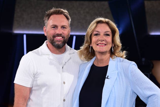 Steven Gaetjen und Bettina Tietjen bei der NDR Talk Show am 31.07.2026 in Hamburg NDR Talk Show am 31.07.2026 in Hamburg *** Steven Gaetjen and Bettina Tietjen on the NDR Talk Show on July 31, 2026, in Hamburg NDR Talk Show on July 31, 2026, in Hamburg
