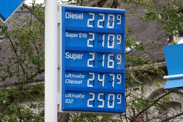 Wie ist die weitere Entwicklung der Spritpreise? Die Spritpreise sind weiterhin auf sehr hohem Niveau. ARAL Tankstelle in Siegen am Vormittag kurz vor dem Wochenende. Der aktuelle Preis fuer (für) Diesel, Super E10 und Super liegt deutlich ueber (über) 2 Euro. Tankstelle, Spritpreise am 31.07.2026 in Siegen Deutschland. *** What is the outlook for fuel prices? Fuel prices remain at very high levels. An ARAL gas station in Siegen this morning, just before the weekend. The current price for diesel, Super E10, and Super is well over 2 euros. Gas station, gas prices on July 31, 2026, in Siegen, Germany