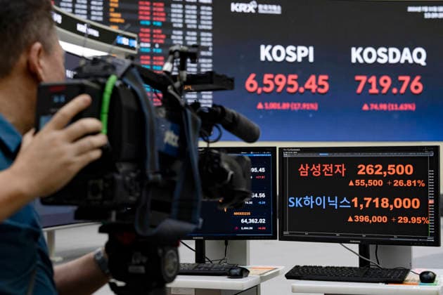 KOSPI Posts Record 1,001-point Gain Electronic displays showing the benchmark KOSPI and KOSDAQ indexes, along with shares of Samsung Electronics and SK Hynix, at the Korea Exchange (KRX) in Seoul, South Korea, on July 31, 2026. The KOSPI closed up 1,001.89 points, or 17.91%, recording its largest single-day point gain on record following stronger-than-expected quarterly earnings from Samsung Electronics. Seoul Seoul South Korea  Copyright: xChrisxJungx originalFilename: jung-kospipos260731_npMDM.jpg