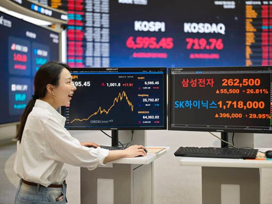 News Bilder des Tages KOSPI Posts Record 1,001-point Gain A Korea Exchange (KRX) staff member looks at electronic displays showing the benchmark KOSPI at 6,595.45, up 1,001.89 points (17.91%), and the KOSDAQ at 719.76, up 74.98 points (11.63%), along with Samsung Electronics shares at 262,500 won, up 55,500 won (26.81%), and SK Hynix shares at 1,718,000 won, up 396,000 won (29.95%), at the Korea Exchange (KRX) in Seoul, South Korea, on July 31, 2026. The KOSPI recorded its largest single-day point gain on record after Samsung Electronics reported stronger-than-expected quarterly earnings. Seoul Seoul South Korea  Copyright: xChrisxJungx originalFilename: jung-kospipos260731_npTsF.jpg