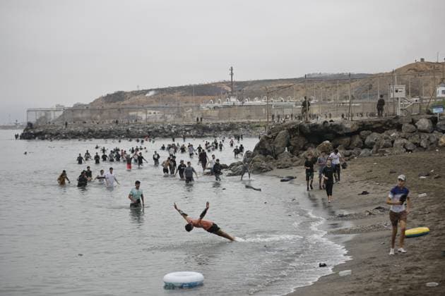 Ceuta wakes up to a steady stream of people from Morocco and thousands of young people wandering the streets. Several migrants attempt to swim across the border on July 31, 2026, in Ceuta, Spain. The autonomous city of Ceuta awoke to a steady stream of people continuing to enter from Morocco early this morning, following a night in which the influx through the border area never ceased. Thousands of migrants have entered the autonomous city today by swimming and also on on foot along the breakwater that separates the autonomous city from Morocco. Police sources indicate that more than 20,000 people have entered Spain. JULY 31, 2026. Jesús, Ceuta, Ceuta, Spain  Copyright: xJesusxTorresx 7696751