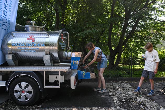 Heatwave in Poland KRAKOW, POLAND - JULY 31: People refill their bottles with water on a city truck due to high temperatures in Krakow, Poland on July 31, 2026. the Polish Institute of Meteorology and Water Management has issued orange heat warnings (the middle level on a three-tier scale) over parts of Poland as temperatures reach temperatures above 35 celcius degrees. Omar Marques Anadolu Krakow Poland. Editorial use only. Please get in touch for any other usage.  Copyright: x2026xAnadoluxOmarxMarquesx
