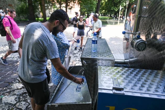 Heatwave in Poland KRAKOW, POLAND - JULY 31: People refill their bottles with water on a city truck due to high temperatures in Krakow, Poland on July 31, 2026. the Polish Institute of Meteorology and Water Management has issued orange heat warnings (the middle level on a three-tier scale) over parts of Poland as temperatures reach temperatures above 35 celcius degrees. Omar Marques Anadolu Krakow Poland. Editorial use only. Please get in touch for any other usage.  Copyright: x2026xAnadoluxOmarxMarquesx