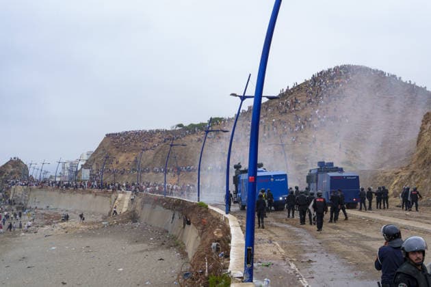 Moroccan forces block irregular migrants attempting to reach Ceuta FNIDEQ, MOROCCO - JULY 31: Moroccan security forces use water cannons as crowds gather near the border with Ceuta while irregular migrants attempt to cross security barriers along the coastline, on July 31, 2026 in Fnideq, Morocco. Authorities blocked roads across the northern city and deployed additional security measures to prevent migrants from reaching Ceuta, the Spanish-administered territory in North Africa. Hicham Rachidi Anadolu Fnideq Fas. Editorial use only. Please get in touch for any other usage.  Copyright: x2026xAnadoluxHichamxRachidix
