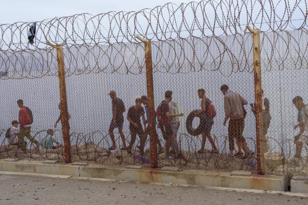 Moroccan forces block irregular migrants attempting to reach Ceuta FNIDEQ, MOROCCO - JULY 31: Irregular migrants move along a security fence topped with razor wire near the border with Ceuta as they attempt to reach the Spanish-administered territory, on July 31, 2026 in Fnideq, Morocco. Authorities blocked roads across the northern city and deployed additional security measures to prevent migrants from reaching Ceuta, the Spanish-administered territory in North Africa. Hicham Rachidi Anadolu Fnideq Fas. Editorial use only. Please get in touch for any other usage.  Copyright: x2026xAnadoluxHichamxRachidix