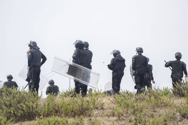 Moroccan forces block irregular migrants attempting to reach Ceuta FNIDEQ, MOROCCO - JULY 31: Moroccan security forces deploy near the northern city of Fnideq as thousands of irregular migrants attempt to reach the Spanish-administered territory, on July 31, 2026 in Fnideq, Morocco. Authorities blocked roads across the northern city and deployed additional security measures to prevent migrants from reaching Ceuta, the Spanish-administered territory in North Africa. Abu Adem Muhammed Anadolu Fnideq Morocco. Editorial use only. Please get in touch for any other usage.  Copyright: x2026xAnadoluxAbuxAdemxMuhammedx