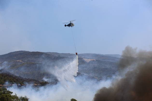Firefighting efforts continue in Aydin AYDIN, TURKIYE - JULY 31: A firefighting helicopter drops water over a forested area as aerial and ground crews continue battling a wildfire in the Cine district of Aydin, on July 31, 2026 in Aydin, Turkiye. Yusuf Konrat Anadolu Aydin Turkey. Editorial use only. Please get in touch for any other usage.  Copyright: x2026xAnadoluxYusufxKonratx