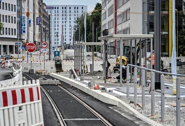 Baustelle der Ruhrbahn an der Hachestraße ** NUR FÜR REDAKTIONELLE ZWECKE ** EDITORIAL USE ONLY **<p>Die Großbaustelle an der Hachestraße in Richtung Hauptbahnhof, neue Haltestelle mit Wartehäuschen am Freitag, dem 31 07 2026. Baustelle der Ruhrbahn an der Hachestraße. Es wird eine neue Straßenbahnstrecke gebaut. Deutschland NRW Essen Copyright: KerstinxKokoska *** Ruhrbahn construction site on Hachestraße ** FOR EDITORIAL PURPOSES ONLY ** EDITORIAL USE ONLY ** p The major construction site on Hachestraße heading toward the main train station; new stop with a shelter on Friday, July 31, 2026 Ruhrbahn construction site on Hachestraße A new tram line is being built Germany NRW Essen Copyright KerstinxKokoska Copyright: KerstinxKokoska doc86yeankd19y1etaspc1s ,EDITORIAL USE ONLY