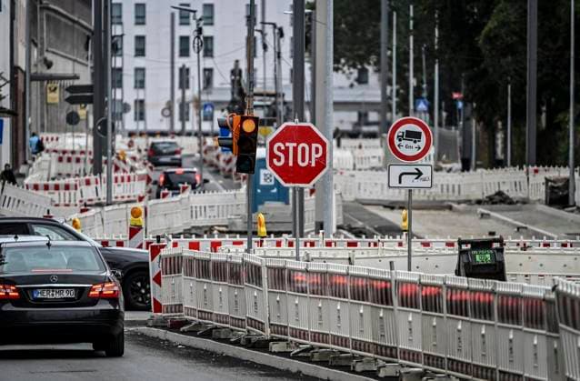 Baustelle der Ruhrbahn an der Hachestraße ** NUR FÜR REDAKTIONELLE ZWECKE ** EDITORIAL USE ONLY **<p>Die Großbaustelle an der Hachestraße in Richtung Hauptbahnhof am Freitag, dem 31 07 2026. Baustelle der Ruhrbahn an der Hachestraße. Es wird eine neue Straßenbahnstrecke gebaut. Deutschland NRW Essen Copyright: KerstinxKokoska *** Ruhrbahn construction site on Hachestraße ** FOR EDITORIAL USE ONLY ** EDITORIAL USE ONLY ** p The large construction site on Hachestraße heading toward the main train station on Friday, July 31, 2026 Ruhrbahn construction site on Hachestraße A new tram line is being built Germany, North Rhine-Westphalia, Essen Copyright KerstinxKokoska Copyright: KerstinxKokoska doc86yeancorg91lcb3u1wwo ,EDITORIAL USE ONLY