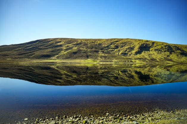 Creative Highlights World Ein ruhiges Loch in den schottischen Highlands. Die Landschaft ist geprägt von sanften, braun-grünen Hügeln und einer spiegelglatten Wasseroberfläche. *** a quiet Hole in the Scottish Highlands the Landscape is coined from gentle, Brown Greens Hills and a mirror-smooth Water surface 1133303250