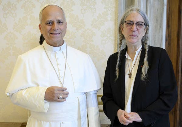 Pope Leo XIV Meets Patti Smith - Vatican Pope Leo XIV meets the American singer-songwriter, poet and artist Patti Smith, during a private audience at the Vatican’s Apostolic Palace on July 31, 2026. Like the pope the rock icon of the Seventies and beyond is originally from Chicago. On May 8, marking the first anniversary of Pope Leo XIV s election to the papacy, Patti Smith inaugurated the Holy See s Pavilion at the 61st International Art Exhibition of the Venice Biennale. She performed a sound prayer created in collaboration with the Soundwalk Collective, a key artistic partner in the exhibition project promoted by the Vatican’s Dicastery for Culture and Education. Photo by (EV) Simone Risoluti Vatican Media ABACAPRESS.COM Rome Vatican  Copyright: xABACAx