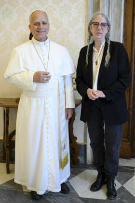 Pope Leo XIV Meets Patti Smith - Vatican Pope Leo XIV meets the American singer-songwriter, poet and artist Patti Smith, during a private audience at the Vatican’s Apostolic Palace on July 31, 2026. Like the pope the rock icon of the Seventies and beyond is originally from Chicago. On May 8, marking the first anniversary of Pope Leo XIV s election to the papacy, Patti Smith inaugurated the Holy See s Pavilion at the 61st International Art Exhibition of the Venice Biennale. She performed a sound prayer created in collaboration with the Soundwalk Collective, a key artistic partner in the exhibition project promoted by the Vatican’s Dicastery for Culture and Education. Photo by (EV) Simone Risoluti Vatican Media ABACAPRESS.COM Rome Vatican  Copyright: xABACAx