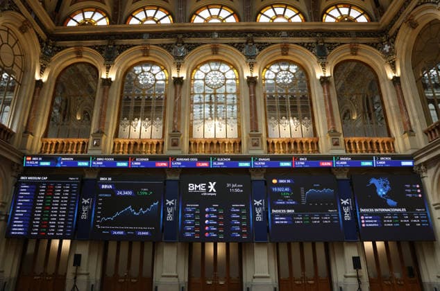 The Ibex 35 rises 0.8% and heads toward 20,000 points at the midday session, with crude oil at nearly $90 Ibex display panels at the Madrid Stock Exchange Palace, on July 31, 2026, in Madrid, Spain. The Ibex 35 was trading at midday on Friday, July 31, up 0.84, which had pushed the Madrid index above 19,900 points and toward the psychological milestone of 20,000 points. JULY 31, 2026 Marta Ferná Madrid, Spain  Copyright: xMartaxFernandezx 7696986