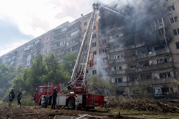 July 31, 2026, Kramatorsk, Donetsk Oblast, Ukraine: Emergency services tackle an air strike by Russian forces on a residential area in Kramatorsk, Donetsk Oblast, Ukraine. Kramatorsk Ukraine  - ZUMAm350 20260731_zip_m350_010 Copyright: xCameronxJones-Manleyx