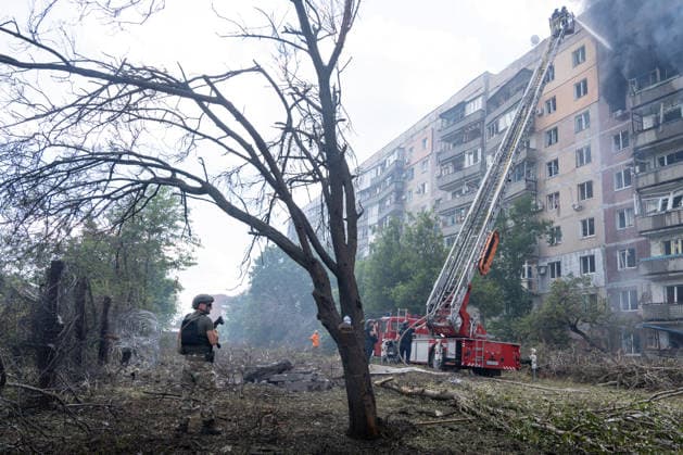 July 31, 2026, Kramatorsk, Donetsk Oblast, Ukraine: Emergency services tackle an air strike by Russian forces on a residential area in Kramatorsk, Donetsk Oblast, Ukraine. Kramatorsk Ukraine - ZUMAm350 20260731_zip_m350_006 Copyright: xCameronxJones-Manleyx