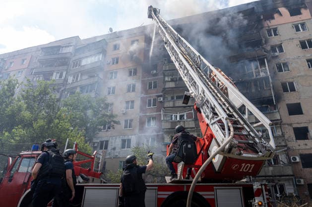 July 31, 2026, Kramatorsk, Donetsk Oblast, Ukraine: Emergency services tackle an air strike by Russian forces on a residential area in Kramatorsk, Donetsk Oblast, Ukraine. Kramatorsk Ukraine  - ZUMAm350 20260731_zip_m350_011 Copyright: xCameronxJones-Manleyx
