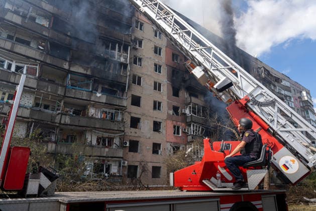 July 31, 2026, Kramatorsk, Donetsk Oblast, Ukraine: Emergency services tackle an air strike by Russian forces on a residential area in Kramatorsk, Donetsk Oblast, Ukraine. Kramatorsk Ukraine  - ZUMAm350 20260731_zip_m350_012 Copyright: xCameronxJones-Manleyx