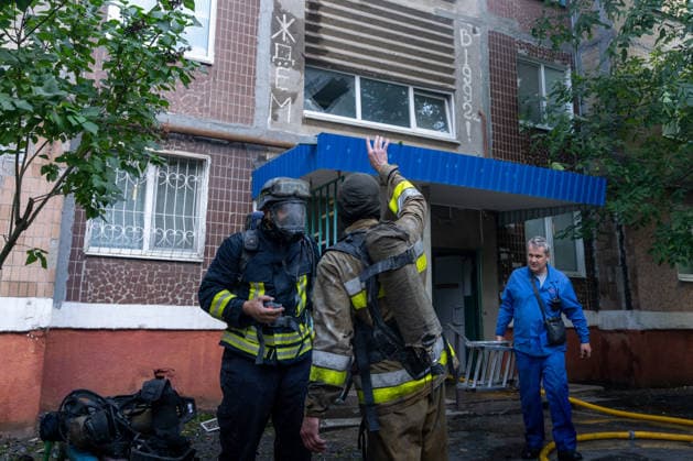 July 31, 2026, Kramatorsk, Donetsk Oblast, Ukraine: Emergency services tackle an air strike by Russian forces on a residential area in Kramatorsk, Donetsk Oblast, Ukraine. Kramatorsk Ukraine - ZUMAm350 20260731_zip_m350_018 Copyright: xCameronxJones-Manleyx