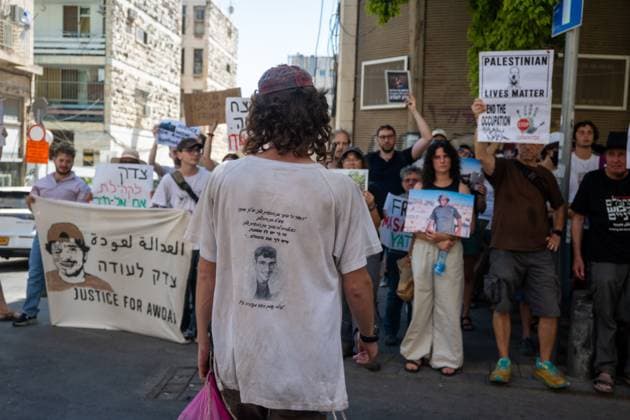 Protesters Demand Justice for Palestinian Activist Odeh Hadalin in Jerusalem JERUSALEM, Israel July 31, 2026: Demonstrators gather outside the Jerusalem District Attorney™s Office to commemorate Palestinian activist and teacher Odeh Hadalin, who was killed last year in Umm al-Khair, South Hebron Hills. Organized by several left-wing groups, the protest called for those responsible for his killing to be brought to justice and denounced ongoing settler violence against Palestinians in the occupied West Bank. During the demonstration, several passersby confronted protesters and seized some of their signs. Jerusalem Israel Copyright: x xjessxflomx xJNAxPressx