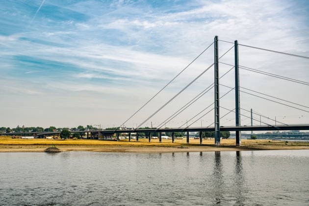 Duesseldorf Eindruecke vom Niedrigwasser des Rheins bei Duesseldorf Blick auf den Wasserstand des Rheins. Eindruecke vom Niedrigwasser des Rheins bei Duesseldorf am 31.07.2026 *** Düsseldorf: Scenes of the low water level of the Rhine near Düsseldorf; View of the Rhine s water level; Scenes of the low water level of the Rhine near Düsseldorf on July 31, 2026 Copyright: xEibner-Pressefoto ThomasxHaeslerx EP_THR