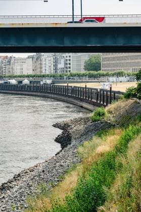 Duesseldorf Eindruecke vom Niedrigwasser des Rheins bei Duesseldorf Blick auf das Ufer und die Kaimauer in Duesseldorf. Eindruecke vom Niedrigwasser des Rheins bei Duesseldorf am 31.07.2026 *** Düsseldorf: Scenes of the low water level of the Rhine near Düsseldorf; view of the riverbank and the quay wall in Düsseldorf; scenes of the low water level of the Rhine near Düsseldorf on July 31, 2026 Copyright: xEibner-Pressefoto ThomasxHaeslerx EP_THR