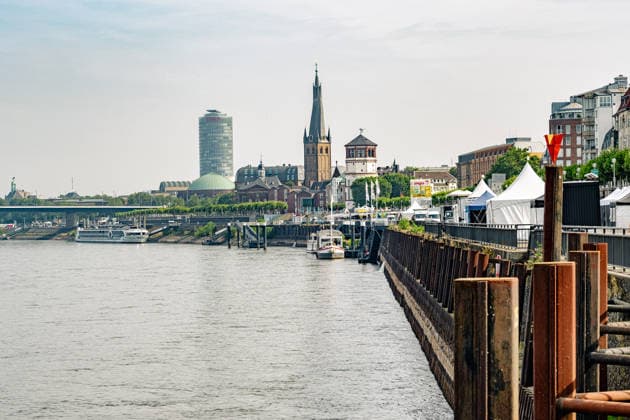 Duesseldorf Eindruecke vom Niedrigwasser des Rheins bei Duesseldorf Blick auf die Kaimauer und die Altstadt von Duesseldorf. Eindruecke vom Niedrigwasser des Rheins bei Duesseldorf am 31.07.2026 *** Düsseldorf: Scenes of the low water level of the Rhine near Düsseldorf; view of the quay wall and Düsseldorf’s Old Town; scenes of the low water level of the Rhine near Düsseldorf on July 31, 2026 Copyright: xEibner-Pressefoto ThomasxHaeslerx EP_THR