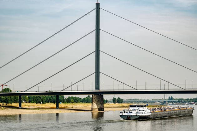News Bilder des Tages Duesseldorf Eindruecke vom Niedrigwasser des Rheins bei Duesseldorf Zeichen des Wasserstandes an einem Brueckenpfeiler. Eindruecke vom Niedrigwasser des Rheins bei Duesseldorf am 31.07.2026 *** Düsseldorf: Scenes of the low water level of the Rhine near Düsseldorf; a water level mark on a bridge pier; scenes of the low water level of the Rhine near Düsseldorf on July 31, 2026 Copyright: xEibner-Pressefoto ThomasxHaeslerx EP_THR