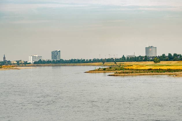 Duesseldorf Eindruecke vom Niedrigwasser des Rheins bei Duesseldorf Blick auf den Rhein und die Buchten in der Naehe von Duesseldorf. Eindruecke vom Niedrigwasser des Rheins bei Duesseldorf am 31.07.2026 *** Düsseldorf: Scenes of the low water level of the Rhine near Düsseldorf; View of the Rhine and the bays near Düsseldorf; Scenes of the low water level of the Rhine near Düsseldorf on July 31, 2026 Copyright: xEibner-Pressefoto ThomasxHaeslerx EP_THR