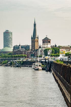 Duesseldorf Eindruecke vom Niedrigwasser des Rheins bei Duesseldorf Blick auf die Kaimer und die Altstadt von Duesseldorf. Eindruecke vom Niedrigwasser des Rheins bei Duesseldorf am 31.07.2026 *** Düsseldorf: Scenes of the low water level of the Rhine near Düsseldorf; view of the Kaimer and Düsseldorf’s Old Town; scenes of the low water level of the Rhine near Düsseldorf on July 31, 2026 Copyright: xEibner-Pressefoto ThomasxHaeslerx EP_THR