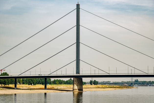 Duesseldorf Eindruecke vom Niedrigwasser des Rheins bei Duesseldorf Zeichen des Wasserstandes an einem Brueckenpfeiler. Eindruecke vom Niedrigwasser des Rheins bei Duesseldorf am 31.07.2026 *** Düsseldorf: Scenes of the low water level of the Rhine near Düsseldorf; a water level marker on a bridge pier; scenes of the low water level of the Rhine near Düsseldorf on July 31, 2026 Copyright: xEibner-Pressefoto ThomasxHaeslerx EP_THR