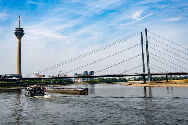 Duesseldorf Eindruecke vom Niedrigwasser des Rheins bei Duesseldorf Blick auf die Schifffahrt bei Niedrigwasser des Rheins. Eindruecke vom Niedrigwasser des Rheins bei Duesseldorf am 31.07.2026 *** Düsseldorf: Scenes of the low water level on the Rhine near Düsseldorf; a view of river traffic during low water on the Rhine; scenes of the low water level on the Rhine near Düsseldorf on July 31, 2026 Copyright: xEibner-Pressefoto ThomasxHaeslerx EP_THR