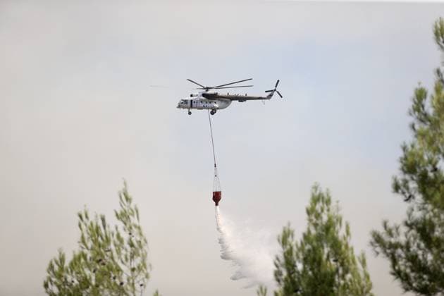 Firefighting efforts continue in Turkiye s Fethiye MUGLA, TURKIYE - JULY 31: A helicopter drops water to extinguish fire as smoke from the fire area fills the sky while firefighters and Turkish General Directorate of Forestry teams continue their efforts by air and land to extinguish the fire that broke out in the forest area in Fethiye district of Mugla, Turkiye on July 31, 2026. Ali Riza Akkir Anadolu Mugla Turkey. Editorial use only. Please get in touch for any other usage.  Copyright: x2026xAnadoluxAlixRizaxAkkirx