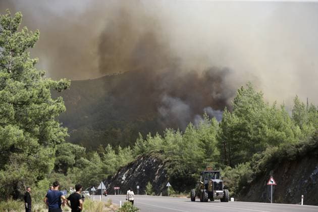 Firefighting efforts continue in Turkiye s Fethiye MUGLA, TURKIYE - JULY 31: Smoke from the fire area fills the sky while firefighters and Turkish General Directorate of Forestry teams continue their efforts by air and land to extinguish the fire that broke out in the forest area in Fethiye district of Mugla, Turkiye on July 31, 2026. Ali Riza Akkir Anadolu Mugla Turkey. Editorial use only. Please get in touch for any other usage.  Copyright: x2026xAnadoluxAlixRizaxAkkirx