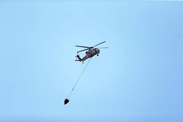 Firefighting efforts continue in Turkiye s Fethiye MUGLA, TURKIYE - JULY 31: A helicopter carries water to extinguish fire as smoke from the fire area fills the sky while firefighters and Turkish General Directorate of Forestry teams continue their efforts by air and land to extinguish the fire that broke out in the forest area in Fethiye district of Mugla, Turkiye on July 31, 2026. Ali Riza Akkir Anadolu Mugla Turkey. Editorial use only. Please get in touch for any other usage.  Copyright: x2026xAnadoluxAlixRizaxAkkirx