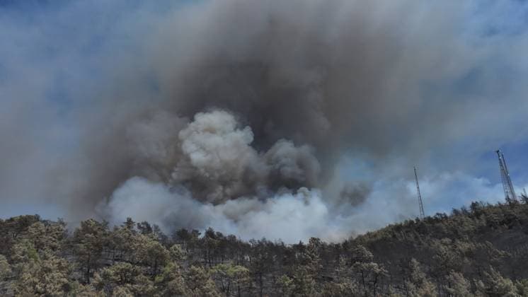 Firefighting efforts continue in Turkiye s Fethiye MUGLA, TURKIYE - JULY 31: Smoke from the fire area fills the sky while firefighters and Turkish General Directorate of Forestry teams continue their efforts by air and land to extinguish the fire that broke out in the forest area in Fethiye district of Mugla, Turkiye on July 31, 2026. Ali Riza Akkir Anadolu Mugla Turkey. Editorial use only. Please get in touch for any other usage.  Copyright: x2026xAnadoluxAlixRizaxAkkirx