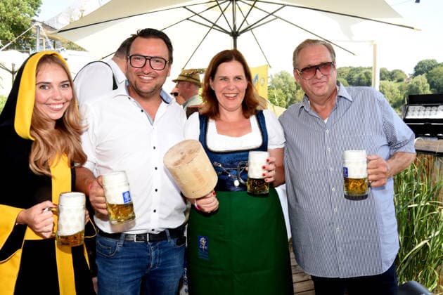 Sina Hochreiter Muenchner Kindl Peter Bausch Münchner Schausteller-Verein e.V. Verena Dietl Buergermeisterin Zapfte Bierfassan Robert Eckl Muenchner Schausteller im BLV e.V Muenchen 31.07.2026 Bar du Soleil auf dem Olympiasee Einladung zur Eröffnung Sommerfestival Muenchner Schausteller Verein e.V. Foto Muenchen *** Sina Hochreiter, Muenchner Kindl ; Peter Bausch, Munich Showmen s Association e.V.; Verena Dietl, Mayor; Robert Eckl, tapping a beer keg; Munich showmen in the BLV e.V.; Munich, July 31, 2026; Bar du Soleil on the Olympic Lake; Invitationto the opening of the Summer Festival of the Munich Showmen’s Association e.V. Photo: Munich