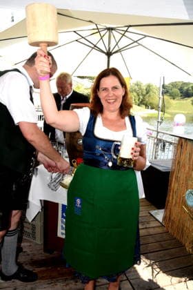 Verena Dietl Buergermeisterin Zapfte Bierfass an Muenchen 31.07.2026 Bar du Soleil auf dem Olympiasee Einladung zur Eröffnung Sommerfestival Muenchner Schausteller Verein e.V. Foto Muenchen *** Verena Dietl, Mayor, Tapped a Beer Keg in Munich on July 31, 2026, at Bar du Soleil on the Olympic Lake. Invitation to the Opening of the Summer Festival, Munich Showmen s Association e.V. Photo: Munich
